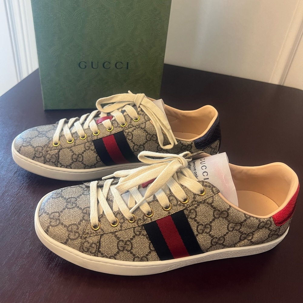 Authentic Gucci WOMEN'S ACE GG SUPREME SNEAKER Size: 39.5 = 9.5 US